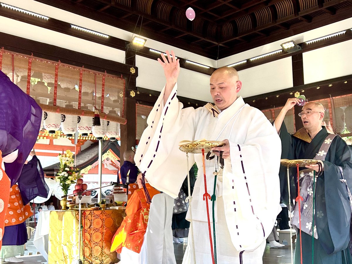 enryakuji_hiei's tweet image. 7月21日京都八坂神社において、昨年より復興されました八坂神社と比叡山延暦寺の神仏習合の法要である「八坂礼拝講」が、藤光賢猊下を大導師のもと厳修されました。法要では国家安寧と疫病退散が祈願されました。
#比叡山 #延暦寺 #八坂神社 #八坂礼拝講
#神仏習合 #国家安寧 #疫病退散 #祇園祭
