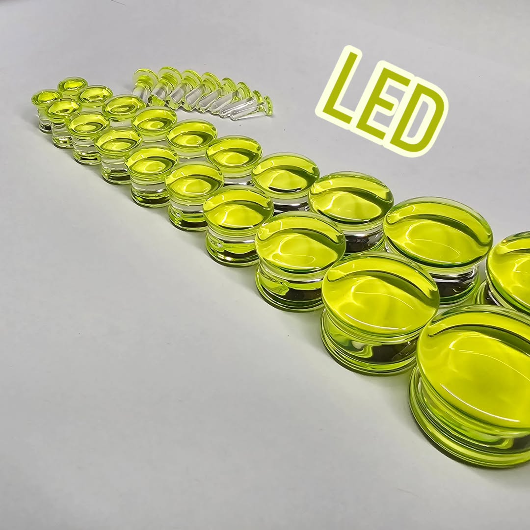nickhiltbold's tweet image. Ultraviolet plugs now available, made with Ion from @moltenaura. Sized from 8g through 1 inch. 

#uvglass #glassjewelry #glassmaze #glassart #bodyjewelry #piercing #glassplugs #plugsporn #plugsnotdrugs #gauges #eargauges #earrings