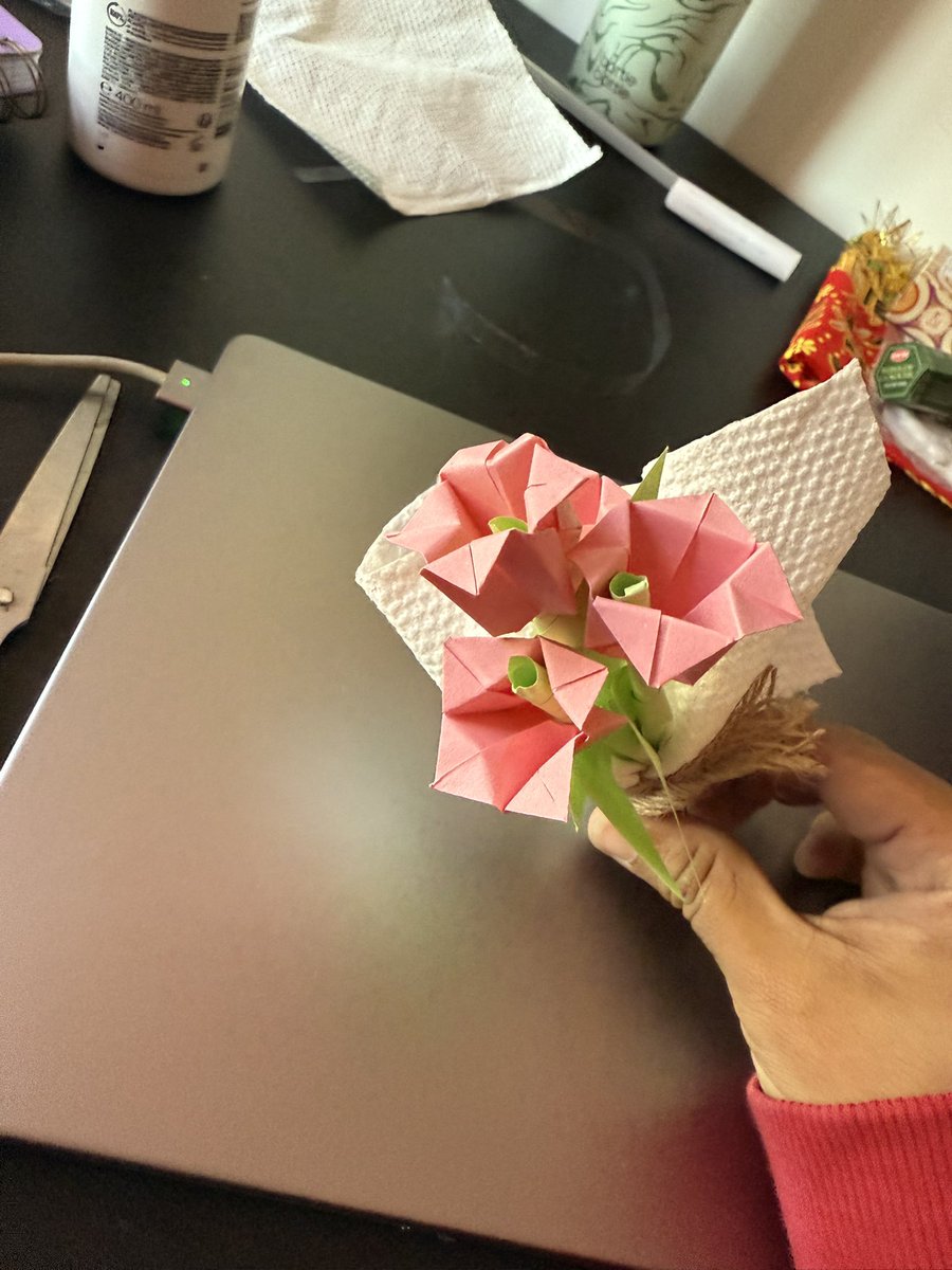 wallsftdress_'s tweet image. I went on a date and she said she didn’t want me to spend money on flowers, so I made her a bouquet from sticky notes.