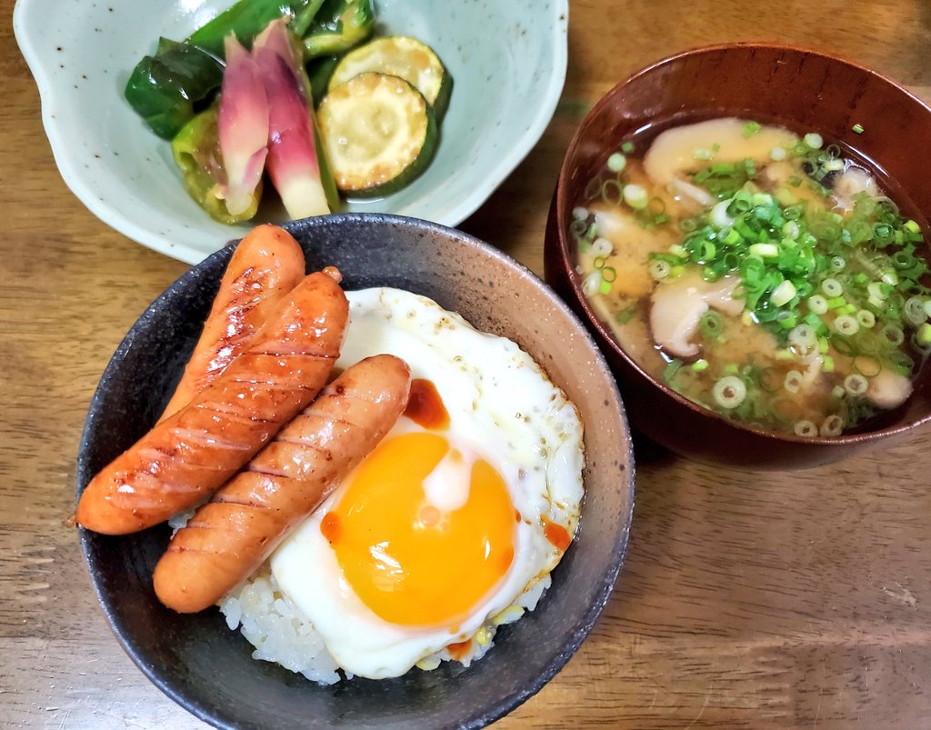 目玉焼きとソーセージのこういうのでいいんだよ丼🍳, image size:1024x803
