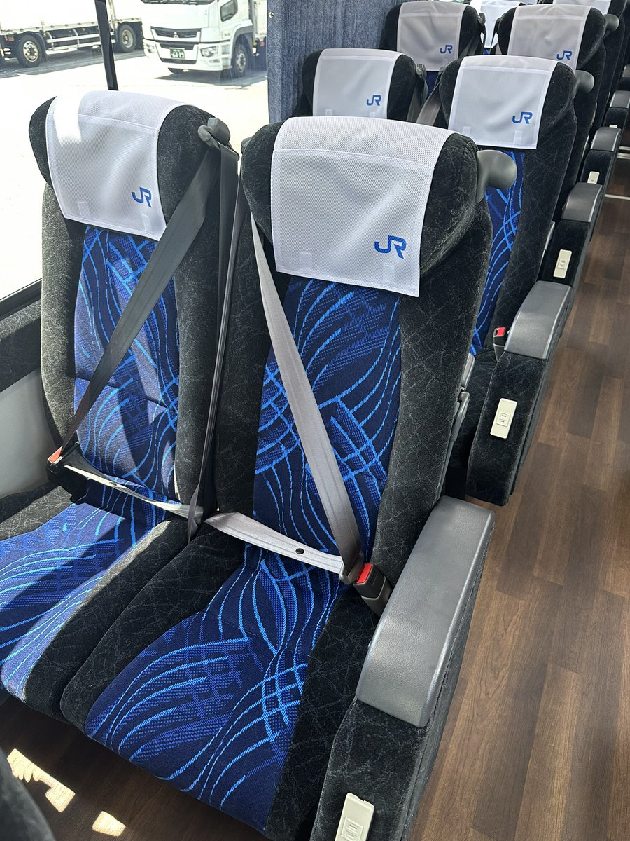 a2c1109's tweet image. 西日本JRバス、神戸営業所のニューカラー
もデビュー。
出張で三宮バスターミナルから乗るべく、前塗装のガーラかと期待していたのでびっくり。大阪営業所に続きここ数日の間にデビューしたのですかね。
#西日本JRバス #名神特急
#ガーラ #新塗装