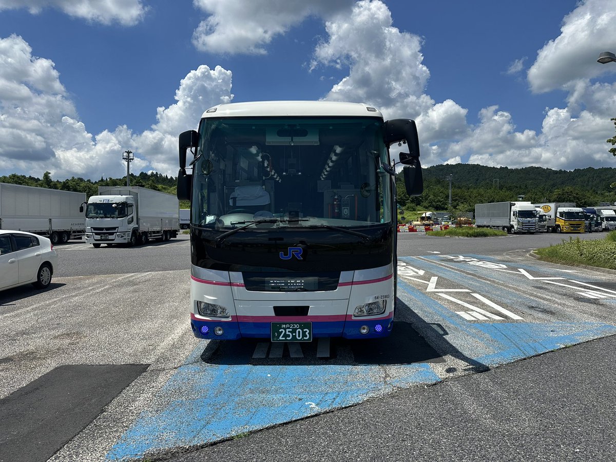 a2c1109's tweet image. 西日本JRバス、神戸営業所のニューカラー
もデビュー。
出張で三宮バスターミナルから乗るべく、前塗装のガーラかと期待していたのでびっくり。大阪営業所に続きここ数日の間にデビューしたのですかね。
#西日本JRバス #名神特急
#ガーラ #新塗装