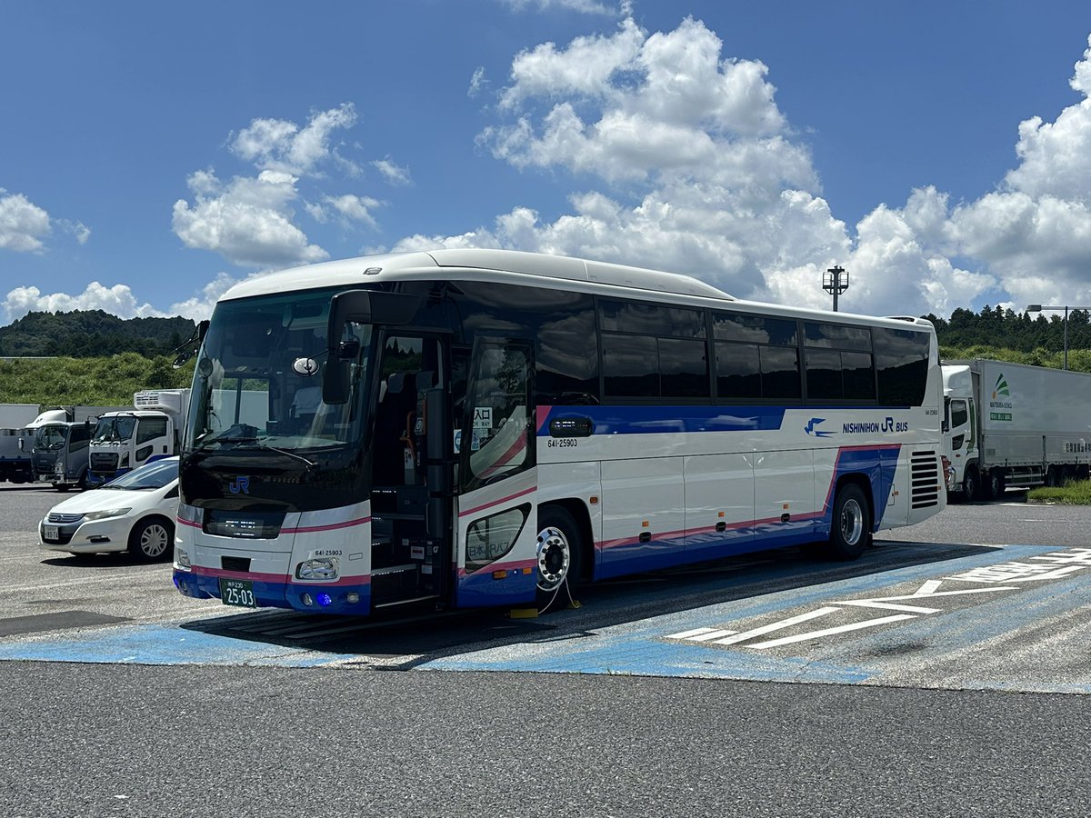 a2c1109's tweet image. 西日本JRバス、神戸営業所のニューカラー
もデビュー。
出張で三宮バスターミナルから乗るべく、前塗装のガーラかと期待していたのでびっくり。大阪営業所に続きここ数日の間にデビューしたのですかね。
#西日本JRバス #名神特急
#ガーラ #新塗装