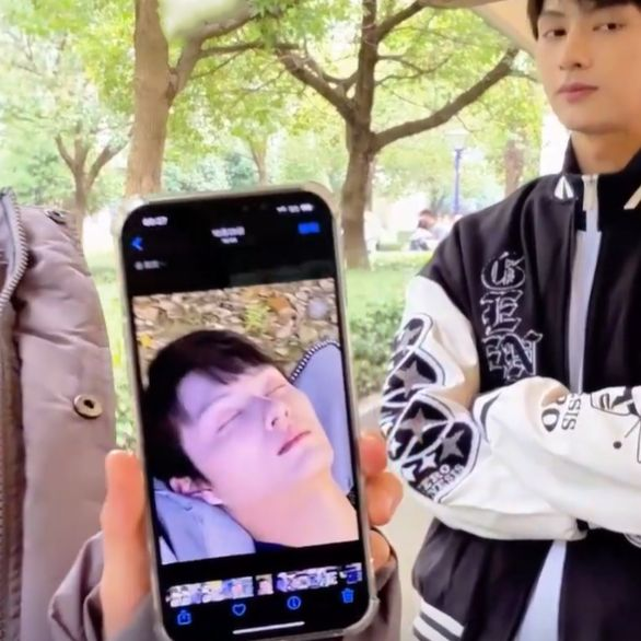 zozyjh's tweet photo. This picture of jun gets me everytime its so funny he was NOT pleased https://t.co/3JFIpn3gSp