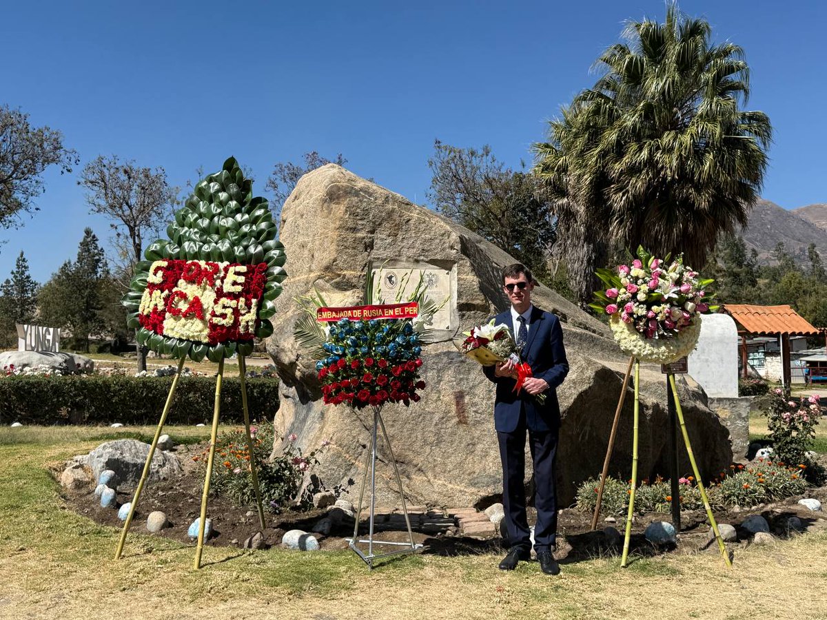 RusEmbPeru's tweet photo. 🇷🇺🤝🇵🇪 El 18 de julio- el aniversario del Día de la Solidaridad Ruso-Peruana una delegación de la Embajada de Rusia, encabezada por el Ministro consejero Artem Iovenko, visitó Áncash para rendir homenaje a las víctimas del terremoto y a los rescatistas caídos.
#PeRusia https://t.co/r97HsEoeAf
