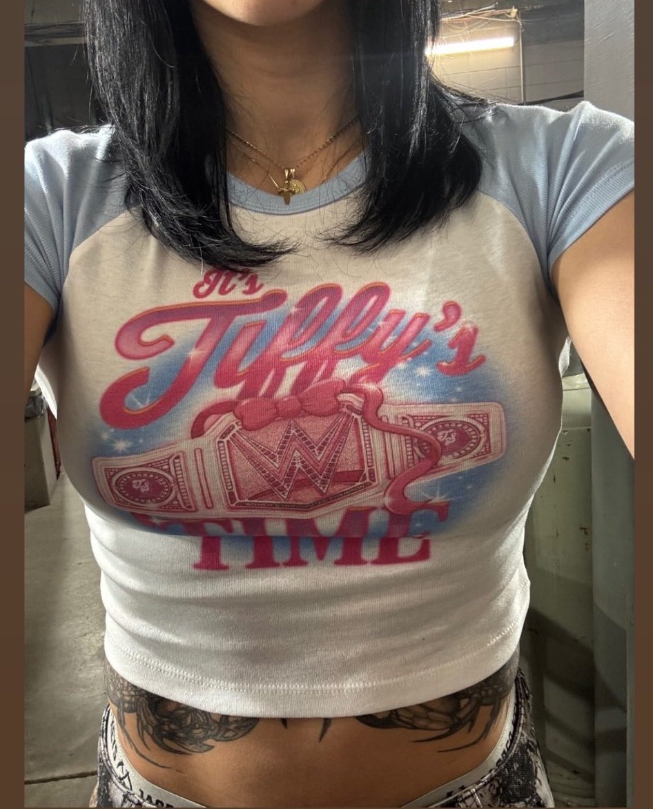 rheamoshpit's tweet image. First we got Rhea in a Tiffy shirt🔥
Now we got Tiffy in a Rhea shirt🔥