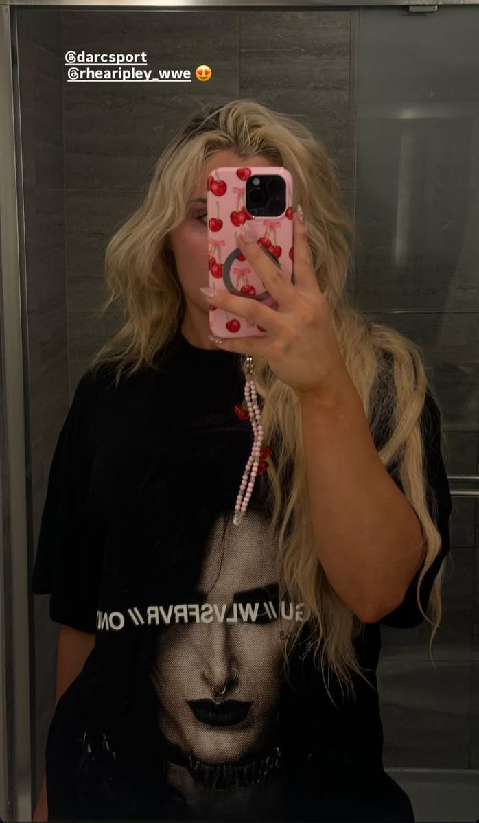 rheamoshpit's tweet image. First we got Rhea in a Tiffy shirt🔥
Now we got Tiffy in a Rhea shirt🔥