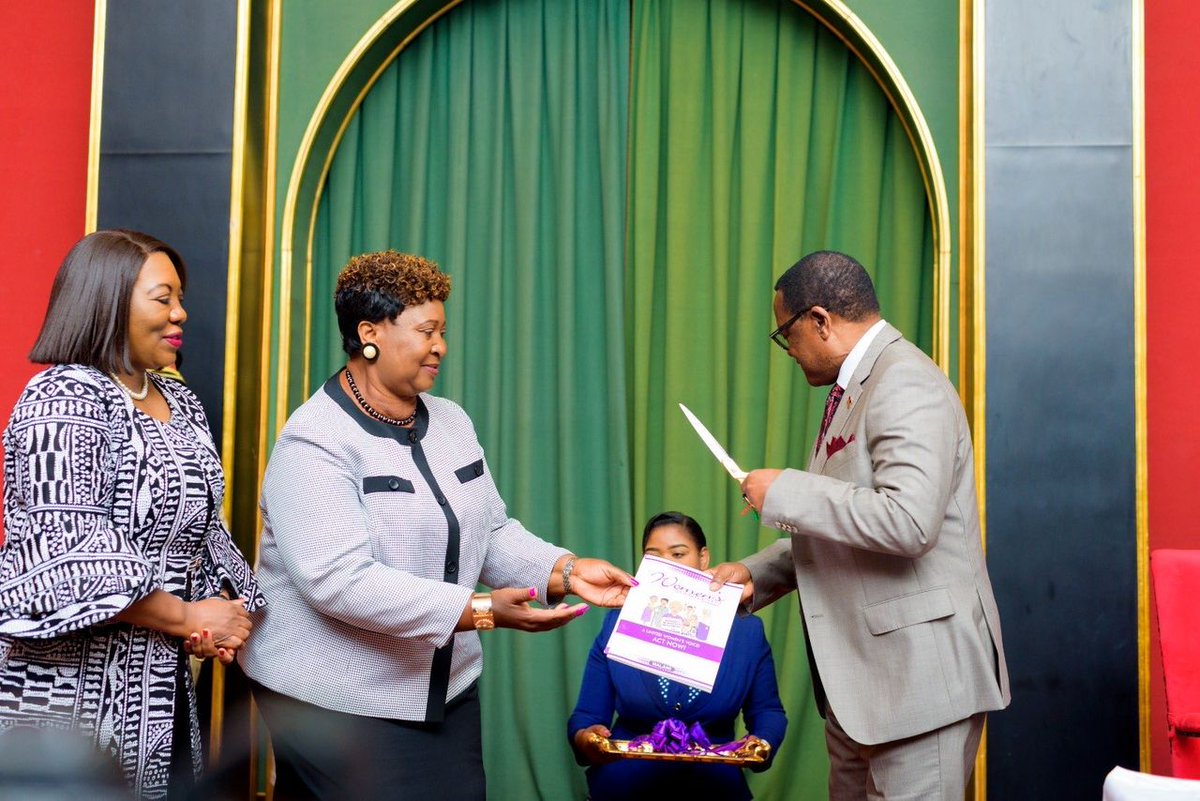 unwomenmalawi's tweet image. Yesterday, President @LAZARUSCHAKWERA met with the Women Manifesto Movement and signed a Commitment Card—affirming his pledge to advance women's rights in #Malawi.
UN Women has been a key partner in this journey, providing financial and technical support through @ngogcn.
#SDG5