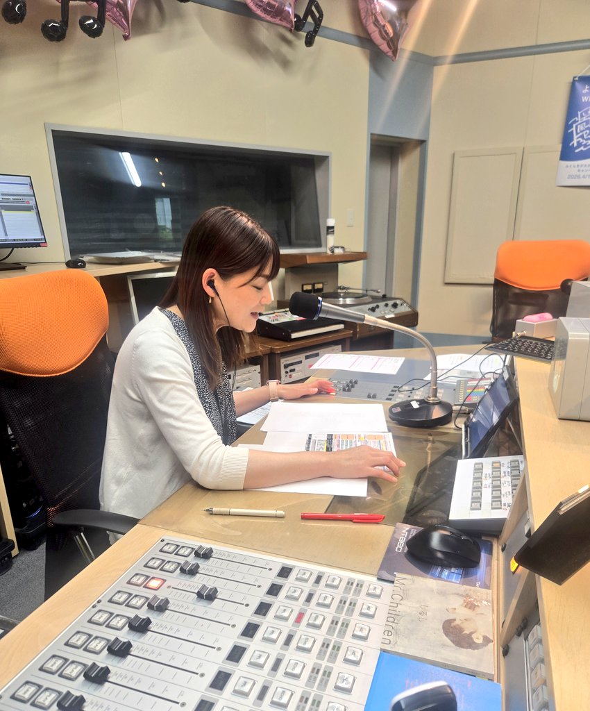 sunkin_staff's tweet image. 美香アナ、ON AIR中~✨♪
毎週月曜、火曜は、美香アナの放送についておりますゆえ、優しさパワーをいただいてからRadio de Showに挑んでいます🔥