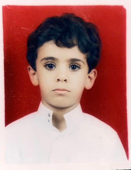 براءتي وينها يا قسوة ايامي 
ملامحي من كبرت الوقت غيرها

اموت واعرف هنا وش كانت احلامي 
ساعه و انا اكبر الصوره و أصغرها