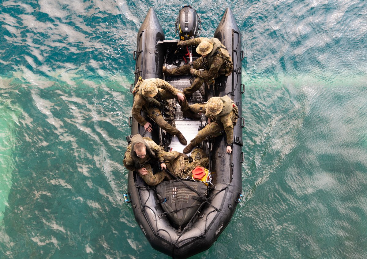 AustralianArmy's tweet image. Boats on Boats on Boats ๐ค๐ค๐ค
2RAR took to the high seas, conducting amphibious operations & crane transfers to HMAS Choules, as part of Ex @TalismanSabre 25.
@Australian_Navy thanks for the lift!
๐ธ LSIS Lauren Pugsley