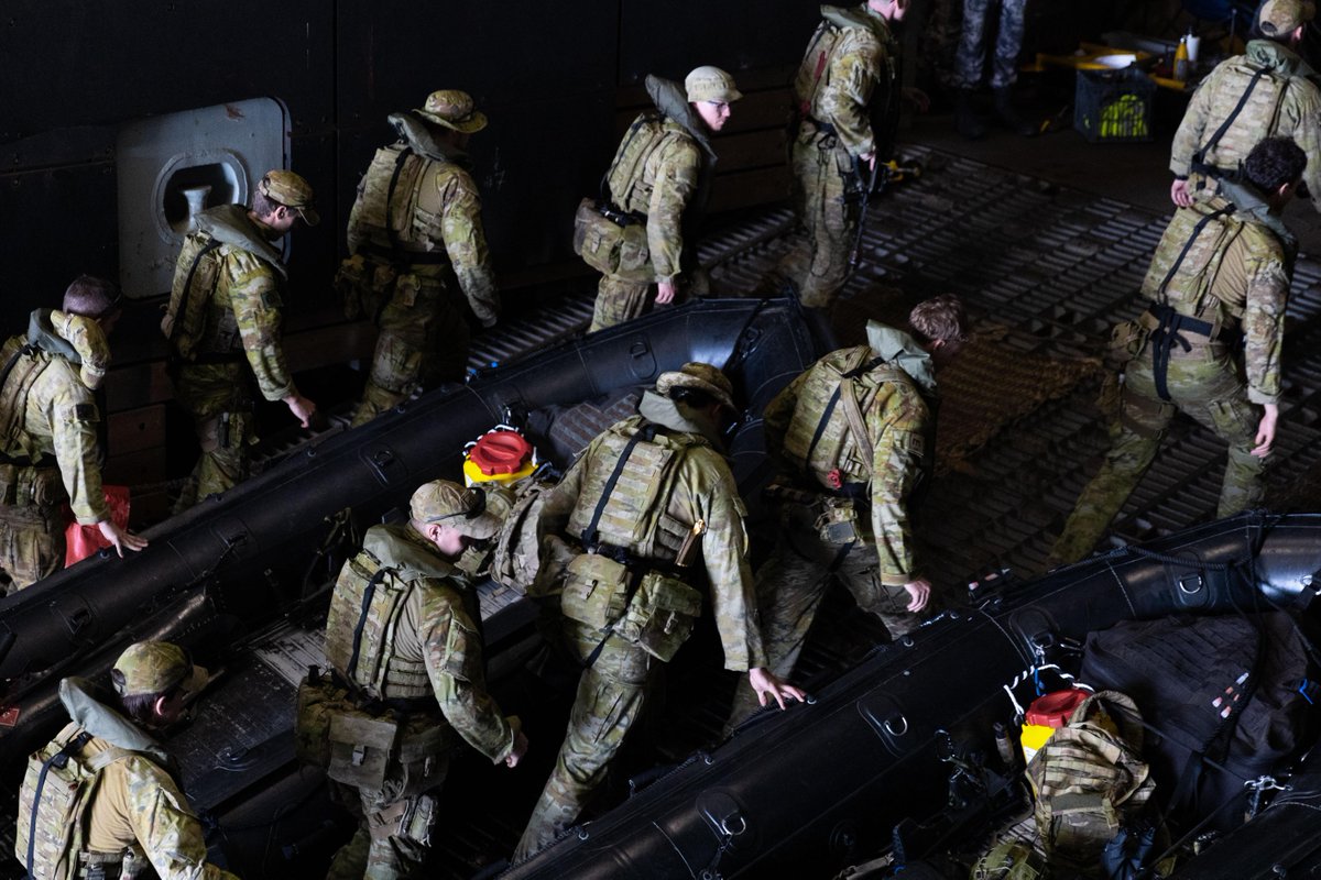 AustralianArmy's tweet image. Boats on Boats on Boats ๐ค๐ค๐ค
2RAR took to the high seas, conducting amphibious operations & crane transfers to HMAS Choules, as part of Ex @TalismanSabre 25.
@Australian_Navy thanks for the lift!
๐ธ LSIS Lauren Pugsley