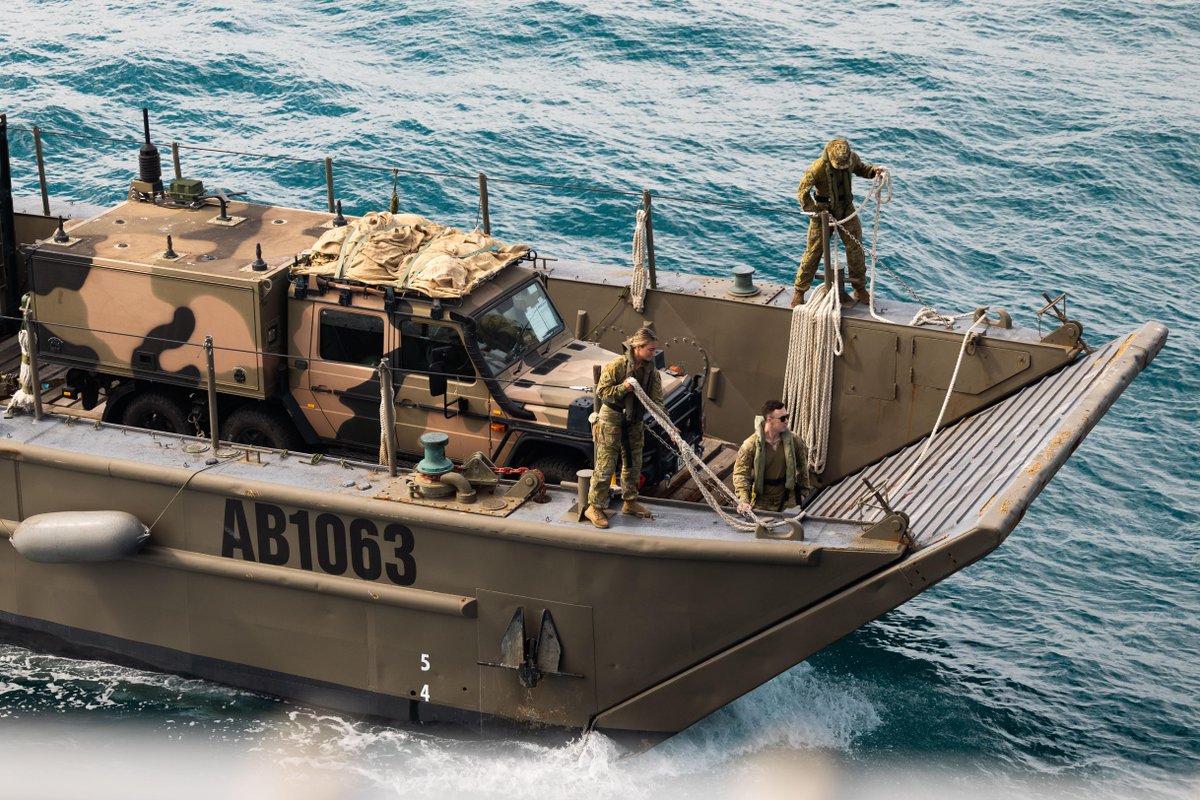 AustralianArmy's tweet image. Boats on Boats on Boats ๐ค๐ค๐ค
2RAR took to the high seas, conducting amphibious operations & crane transfers to HMAS Choules, as part of Ex @TalismanSabre 25.
@Australian_Navy thanks for the lift!
๐ธ LSIS Lauren Pugsley