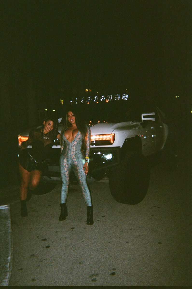 AndreRicooxxx's tweet image. You Never go Wrong with Hot Girls and Big Cars ⚡️
@GValentinaxxx @cutelunastar ❤️🔥