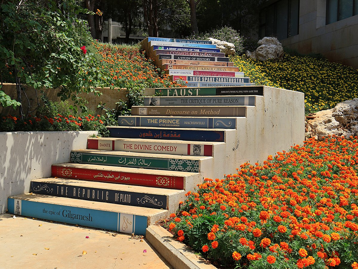 abakcus's tweet image. This is the “Staircase to Knowledge” at the University of Balamand in Lebanon.
Each step is a classic—leading up to the library.