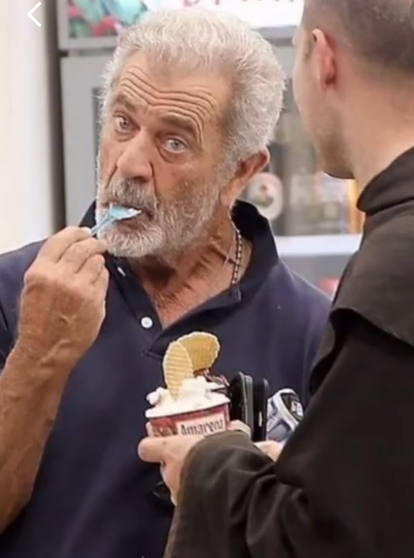 responsiblerob's tweet image. mel gibson enjoying some gelato in italy