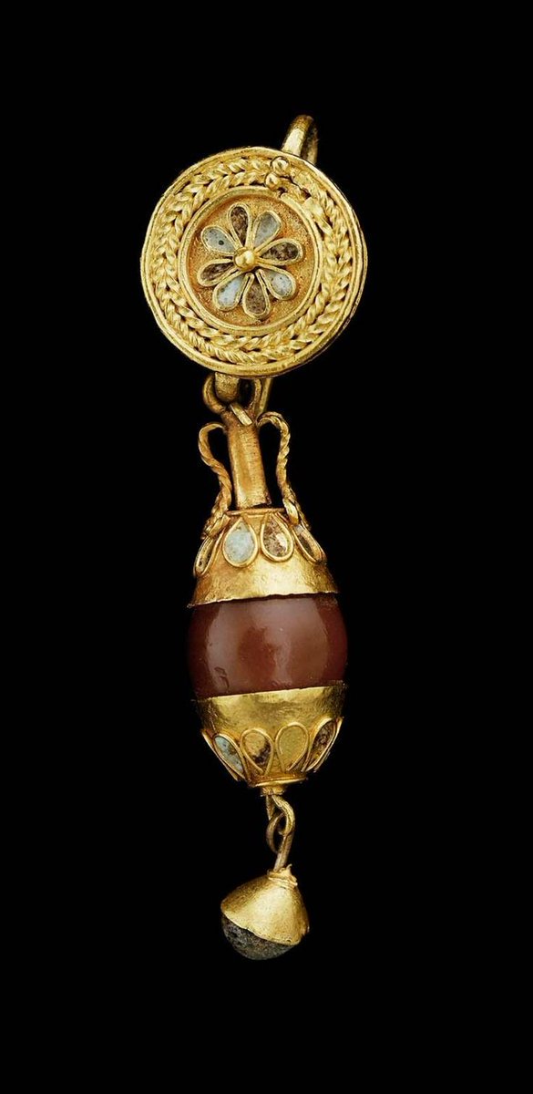 SudaneseCulture's tweet image. Gold Earring Nubian, Meroitic Period, 270 B.C.–A.D. 320 - Sudan
#SudsneseCulture
#ثقافة_سودانية
