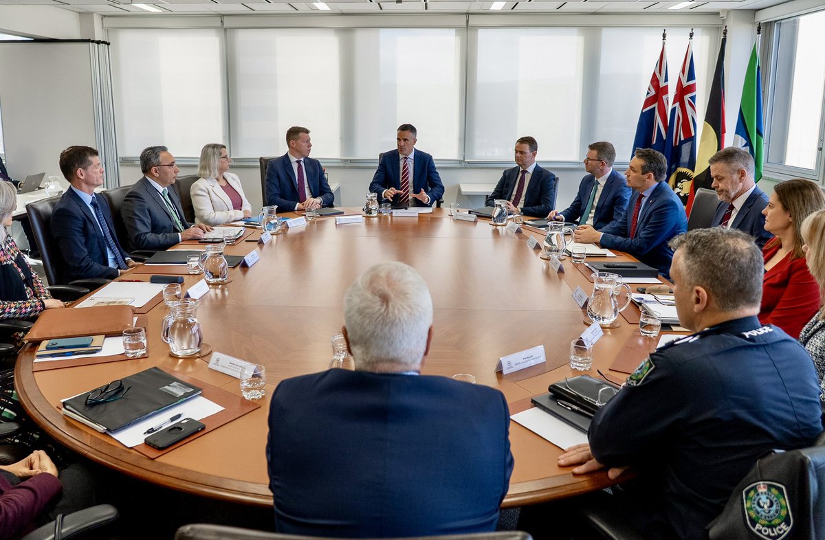 This morning, our Emergency Management Committee of Cabinet has signed off on a $28 million harmful algal bloom support package.
 
This comprehensive package covers science and research, communications, community support and clean up as well as industry support.