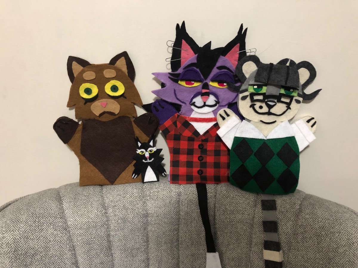 iamfabiloz's tweet image. All the hand puppets I’ve made of my ocs so far ^w^ made out of felt and lots of hot glue
#ocs