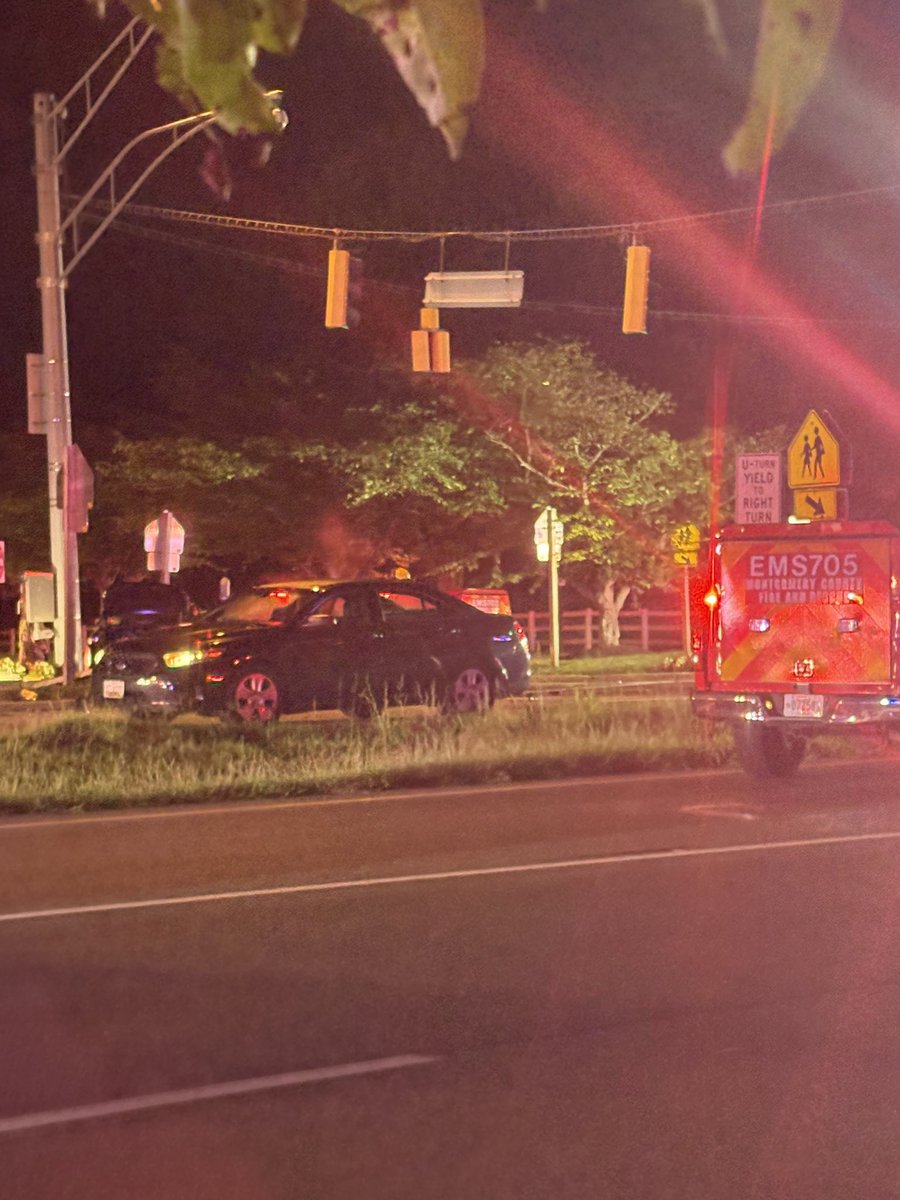 DCNewsLive's tweet image. PROBABLE FATAL CRASH: Great Seneca Highway & Mateny Road in Germantown— victim ejected after a car flipped & now in cardiac arrest.
Alcohol may have been a factor; expect an extended road closure by Montgomery County Police for Crash Reconstruction. #mdtraffic