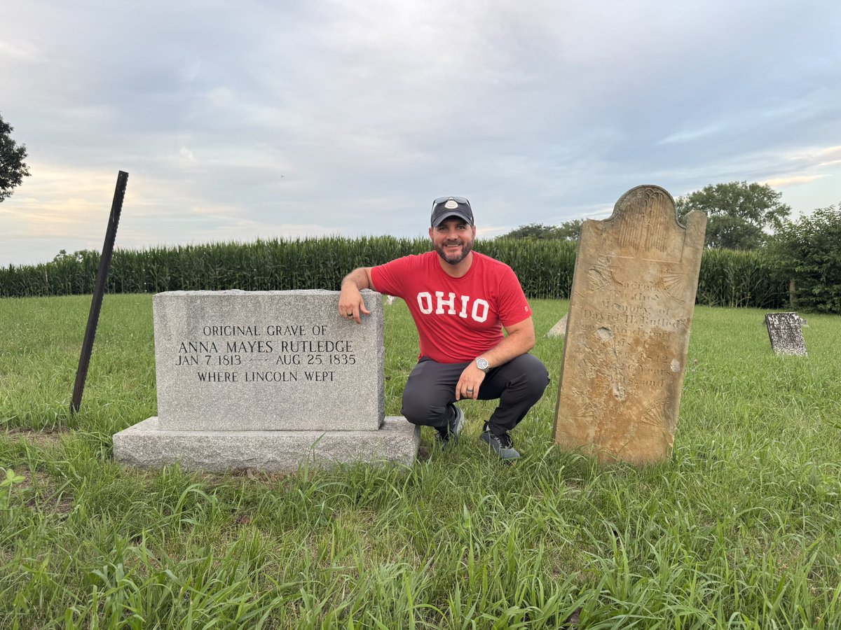 mremrich1's tweet image. If @CivilWarJon asks if you want to visit the original gravesite of Lincoln’s first love, Ann Rutledge, you don’t say no.
Half a mile off a back road, surrounded by cornfields = totally worth it.
#HistoryTeacherNerdingOut