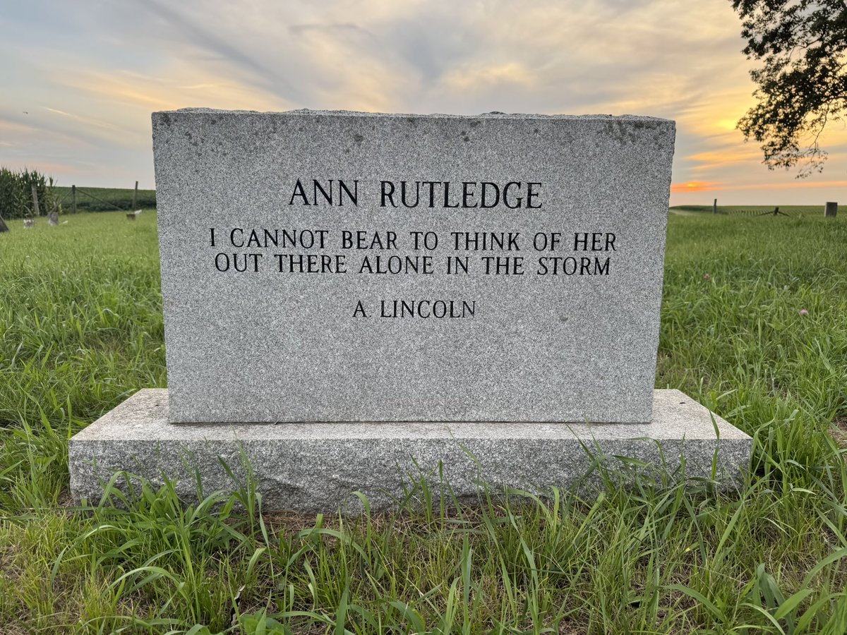 mremrich1's tweet image. If @CivilWarJon asks if you want to visit the original gravesite of Lincoln’s first love, Ann Rutledge, you don’t say no.
Half a mile off a back road, surrounded by cornfields = totally worth it.
#HistoryTeacherNerdingOut