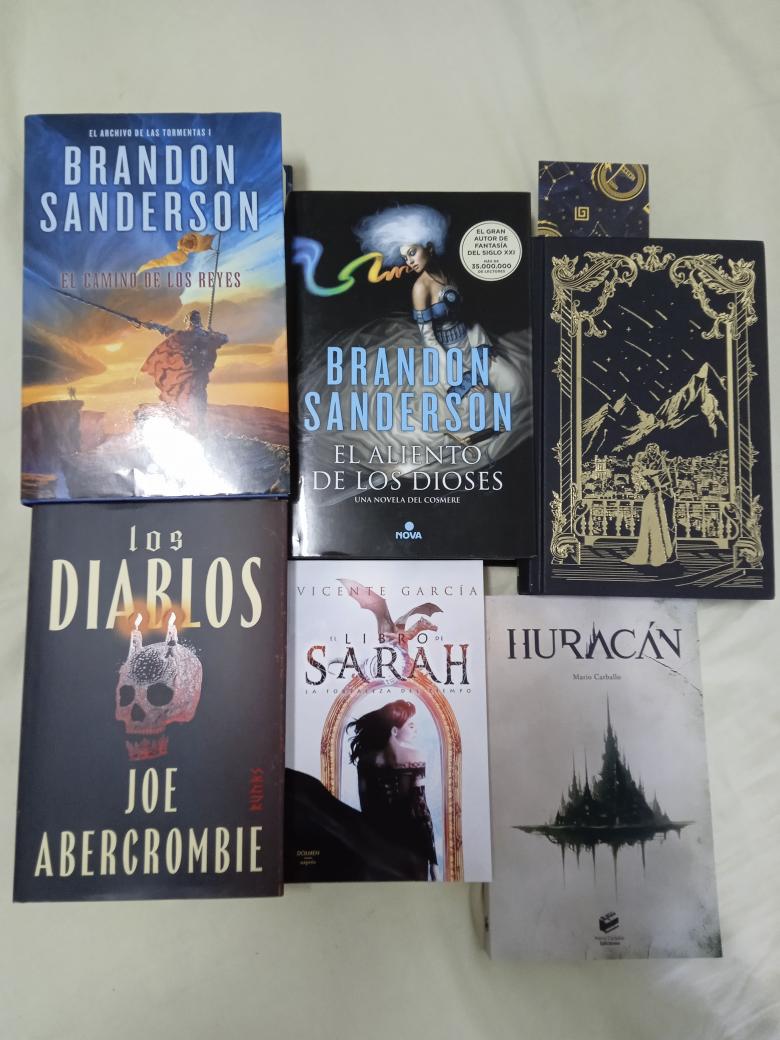 gar_leyva's tweet image. Yo también quiero presumir mi botín del @festivalcelsius.
Poquitos libros porque pesan mucho.
Pero las verdaderas joyas son las firmas de Sanderson y TODAS las de la comunidad q pude recolectar en SylStreamer, (Los que me faltaron para el próximo año)