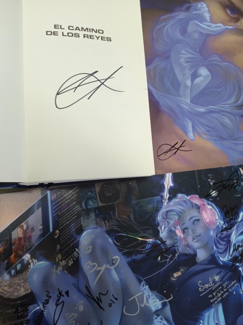 gar_leyva's tweet image. Yo también quiero presumir mi botín del @festivalcelsius.
Poquitos libros porque pesan mucho.
Pero las verdaderas joyas son las firmas de Sanderson y TODAS las de la comunidad q pude recolectar en SylStreamer, (Los que me faltaron para el próximo año)