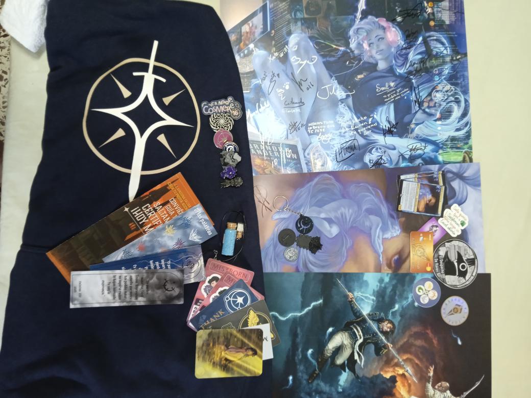 gar_leyva's tweet image. Yo también quiero presumir mi botín del @festivalcelsius.
Poquitos libros porque pesan mucho.
Pero las verdaderas joyas son las firmas de Sanderson y TODAS las de la comunidad q pude recolectar en SylStreamer, (Los que me faltaron para el próximo año)
