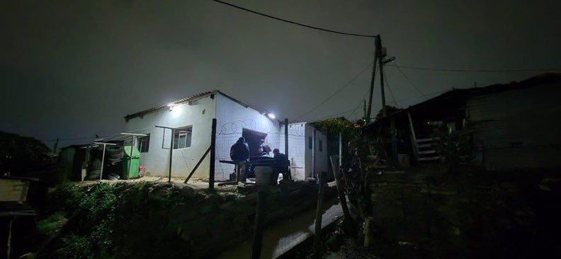 InsideOutNews_'s tweet image. BREAKING NEWS: A suspect has been killed in a gunfight with KZN police in Cato Manor.