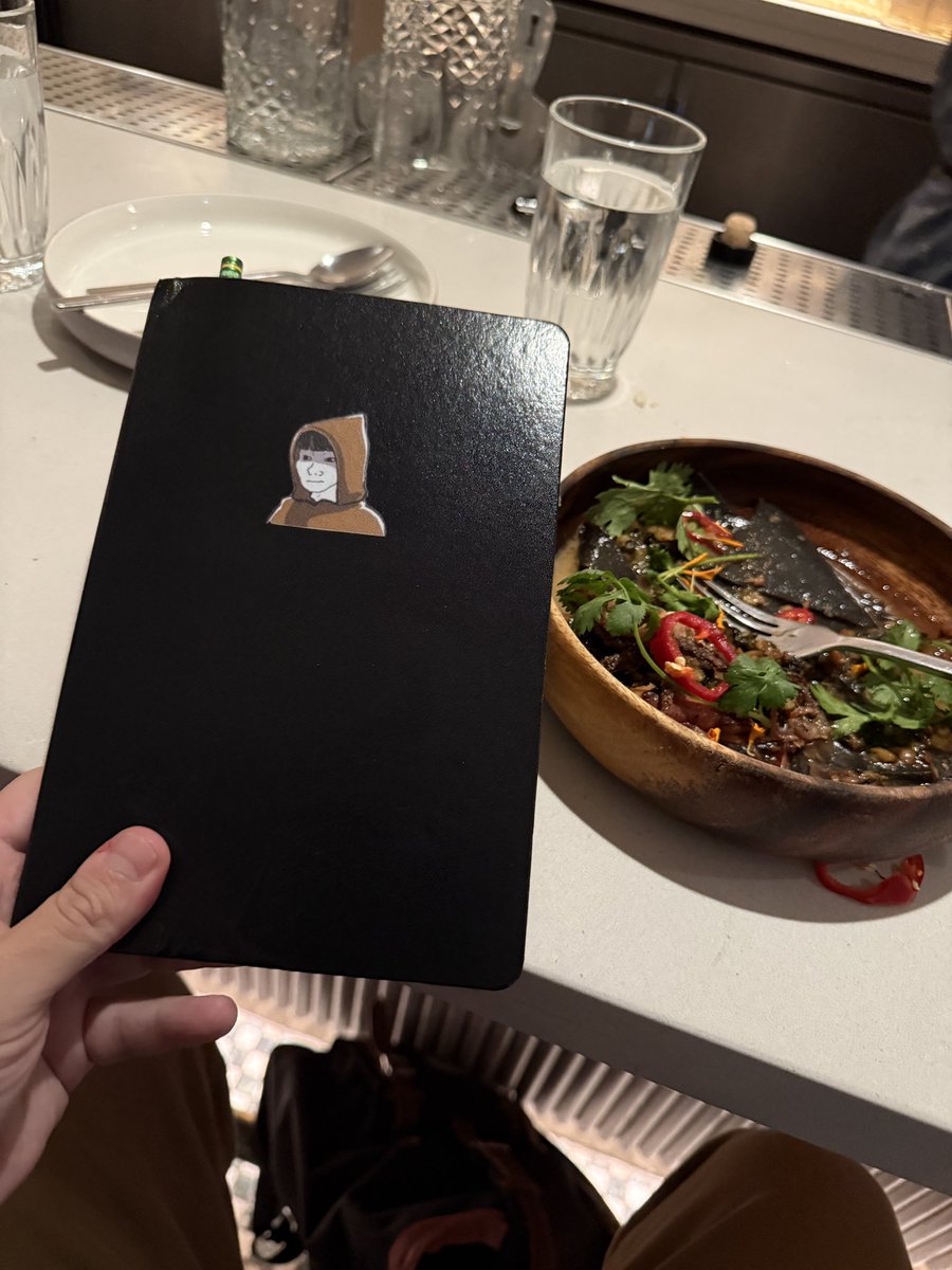 iamjasonlevin's tweet image. Saw @Alfred_Lin speak tonight
He’s a VC at Sequoia and investor in Airbnb, Doordash, and more
I wrote down a bunch of notes but my favorite quote was:
“Try everything to give you an edge”
Most people don’t try everything because they’re afraid to look dumb
But looking…