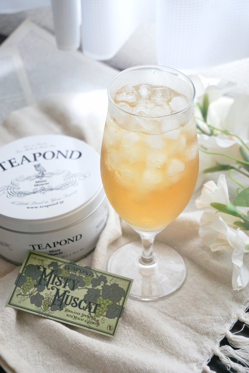 pekotchen's tweet image. TEA PONDのミスティマスカットをオンザロックで。
ダージリンファーストフラッシュにマスカットとジャスミンの香りがついた紅茶で、この上ない爽やかな香りを楽しめます🌱✨
茶葉にジャスミンの花が入っていて可愛い!
後味のふわっと広がる苦みもまた美味しく感じます。これぞ紅茶の美味しい苦み🤤