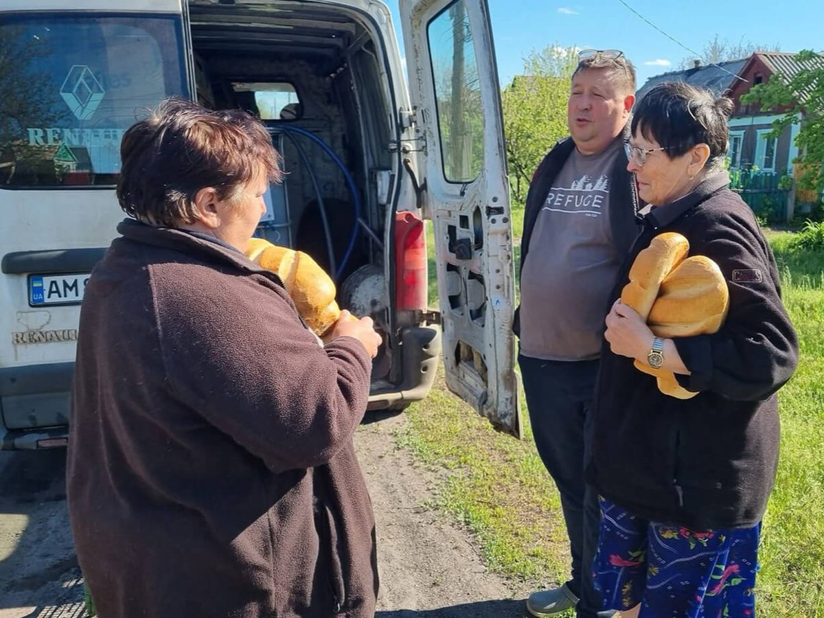 SamaritansPurse's tweet image. "Pastor Yehven and his team had just started to deliver water when an enemy drone struck near their van. The sudden explosion caused both volunteers and recipients to drop to the ground.
Before they could recover from the shock, a second drone hit the van, tearing apart the rear…