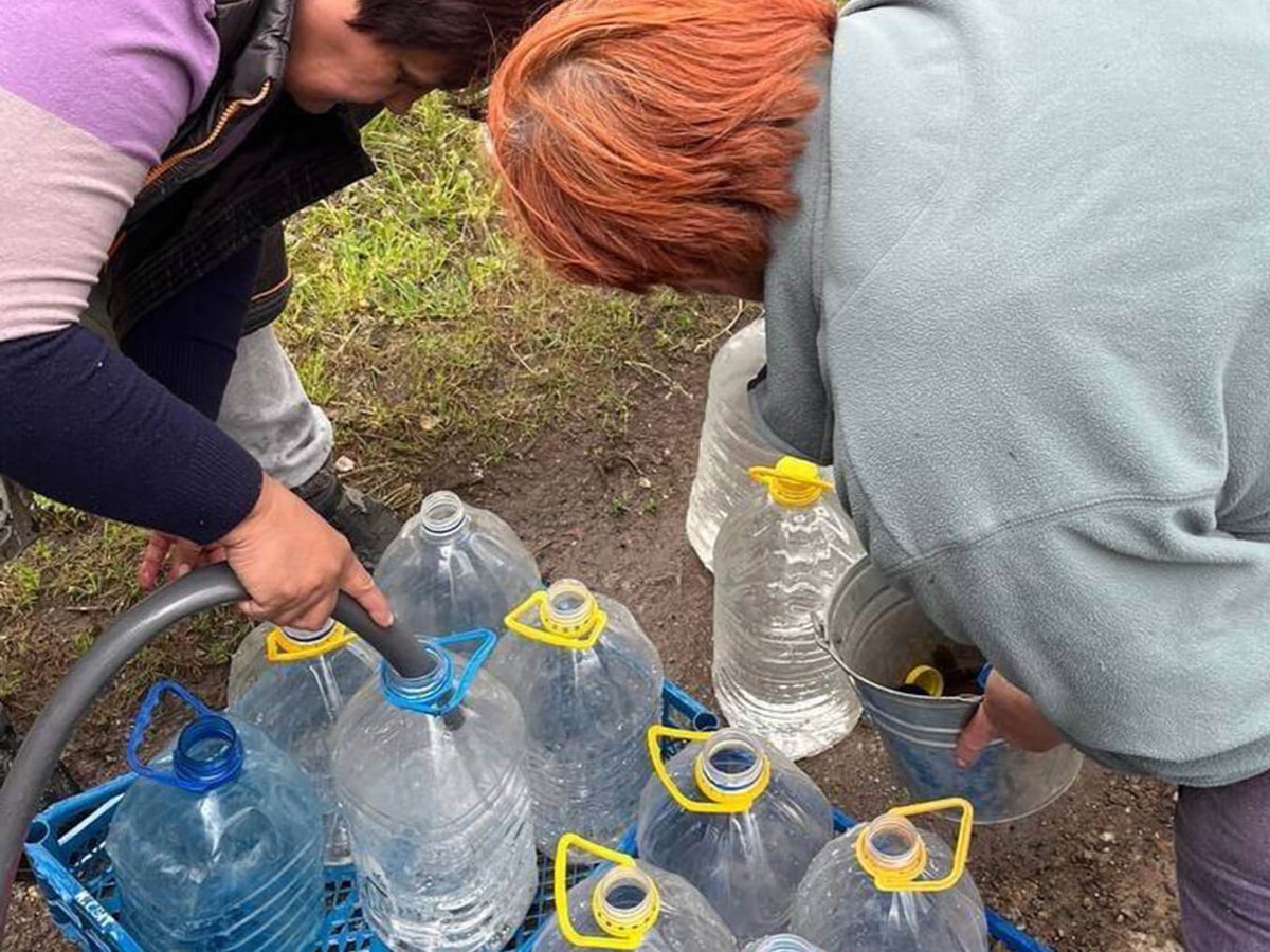SamaritansPurse's tweet image. "Pastor Yehven and his team had just started to deliver water when an enemy drone struck near their van. The sudden explosion caused both volunteers and recipients to drop to the ground.
Before they could recover from the shock, a second drone hit the van, tearing apart the rear…