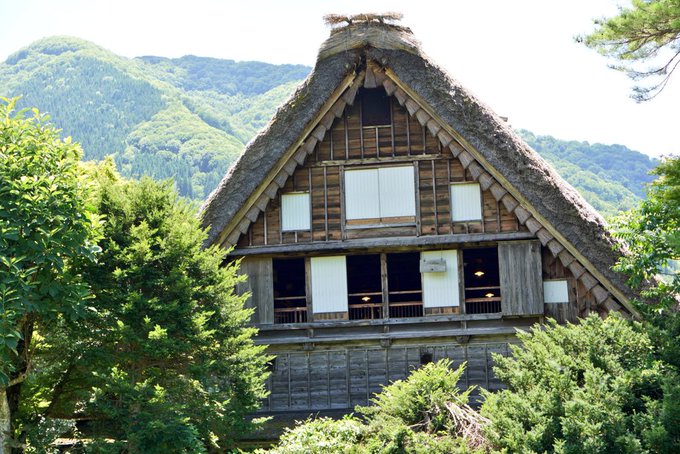 白川郷で驚いたのは、ひぐらしの巡礼者用の建物があった事だった
最初に行ったのは原作発売翌年の2003年、最後に行ったのは今から15年前だった
あの頃はお土産屋にひぐらしコーナー無かったし巡礼マップも無かった
まさか15年後に長女がひぐらしの巡礼したいと言って、行くことになるとは・・・ 