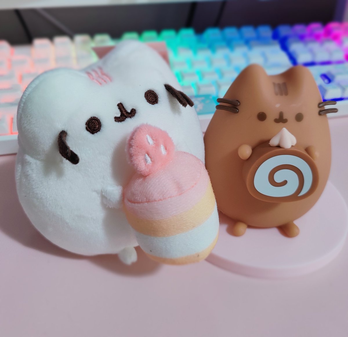 kibawooo's tweet image. my seasonal Pusheen box came in today ( ◜‿◝ )♡ look at these cuties