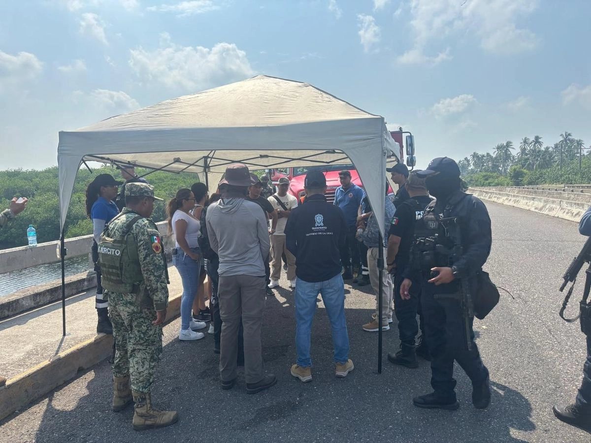 CorresponsalsMX's tweet image. 🚨¡VACACIONES ACABAN EN TRAGEDÍA!
UN NIÑO QUE PASEABA CON SU FAMILIA CAYÓ A UN RÍO CON 🐊 #COCODRILOS EN EL MUNICIPIO DE #LAZAROCARDENAS #MICHOACÁN SIN EMBARGO SU CUERPO NO HA SIDO LOCALIZADO.
La familia originaria de #Guanajuato paseaba con el menor quien era monaguillo en su…