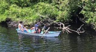 CorresponsalsMX's tweet image. 🚨¡VACACIONES ACABAN EN TRAGEDÍA!
UN NIÑO QUE PASEABA CON SU FAMILIA CAYÓ A UN RÍO CON 🐊 #COCODRILOS EN EL MUNICIPIO DE #LAZAROCARDENAS #MICHOACÁN SIN EMBARGO SU CUERPO NO HA SIDO LOCALIZADO.
La familia originaria de #Guanajuato paseaba con el menor quien era monaguillo en su…