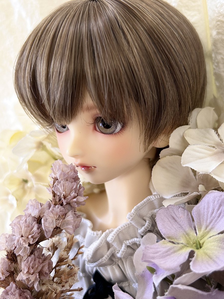 いつもの出窓も、夏は好きな感じに光が入るから楽しいです☺️