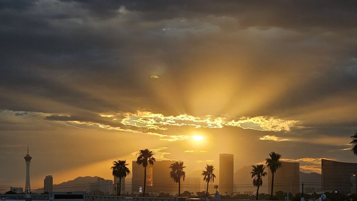 mathryn_m's tweet image. The sunrise during my commute this morning was yet another gift from God—the Heavenly romance of the skies that I get to experience during monsoon season in Vegas.
Pilot Mike Edwards captured this sunrise while flying near Nellis Air Force Base. Ricky Kendall captured this…