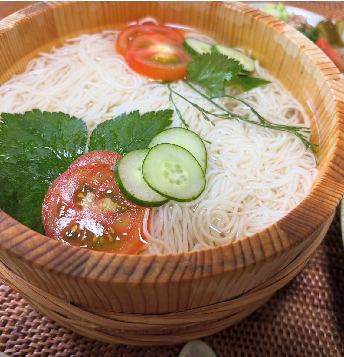 KkochinT's tweet image. なんとも暑くて
たまらんですね。
世間が白く光っています🥵
お昼はそー麺😋