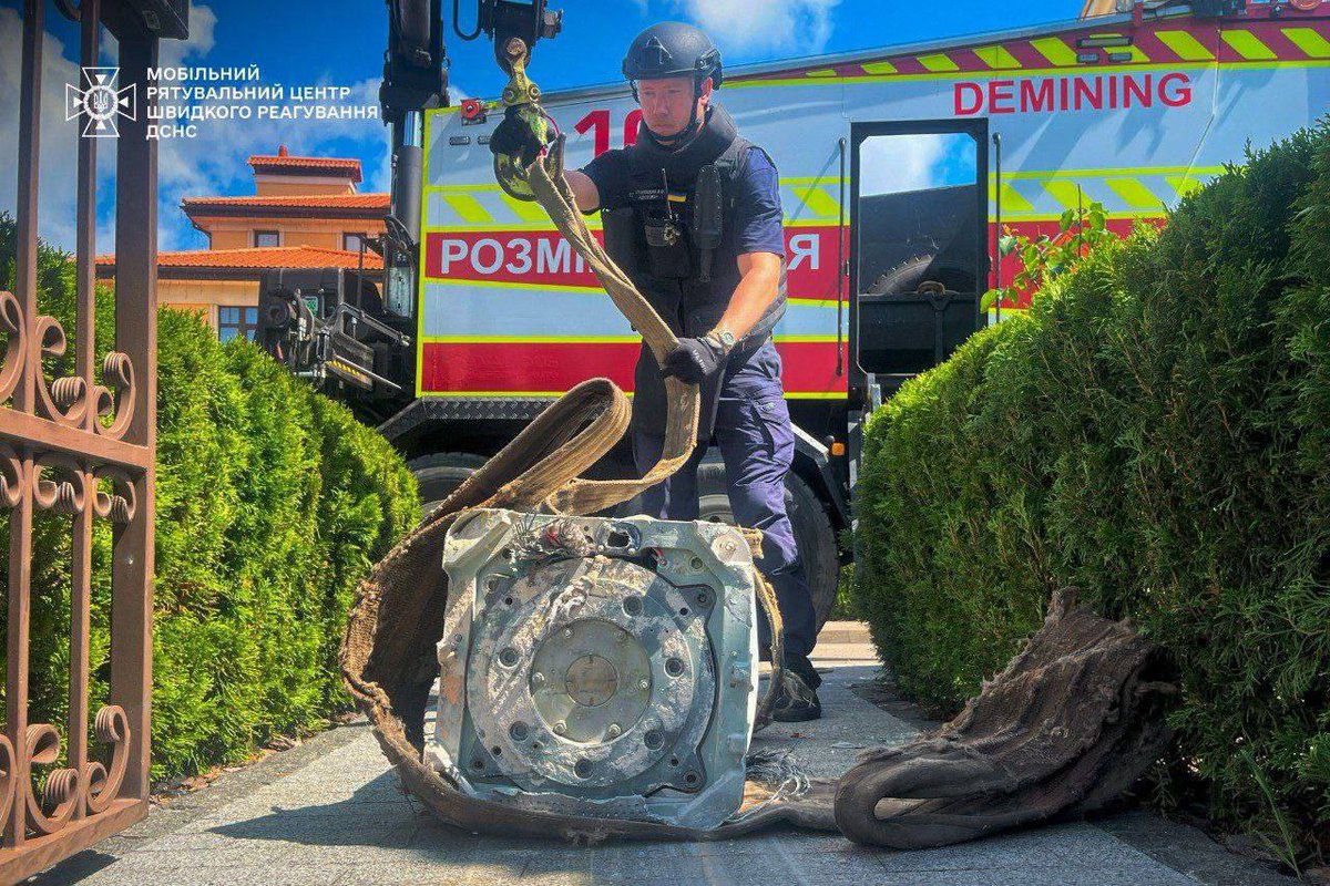 TheDeadDistrict's tweet image. In Kyiv, debris of a Kh-69 missile was found.
