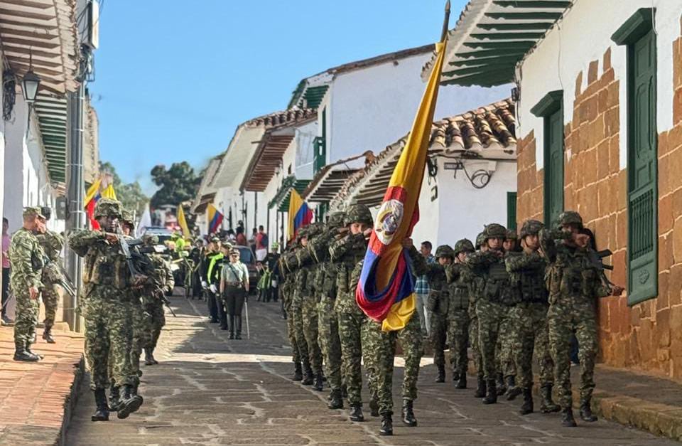 Ejercito_Div2's tweet image. 🇨🇴 En las históricas y turísticas calles de Barichara, en el departamento de #Santander, los soldados del Batallón de Artillería de Campaña N.° 5 desfilaron con gallardía para celebrar los 215 años del Grito de Independencia. 🫡 Un tributo a la patria desde uno de los pueblos más…
