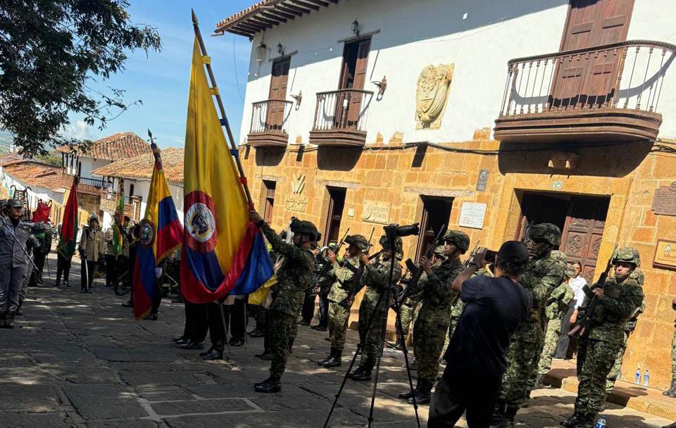 Ejercito_Div2's tweet image. 🇨🇴 En las históricas y turísticas calles de Barichara, en el departamento de #Santander, los soldados del Batallón de Artillería de Campaña N.° 5 desfilaron con gallardía para celebrar los 215 años del Grito de Independencia. 🫡 Un tributo a la patria desde uno de los pueblos más…