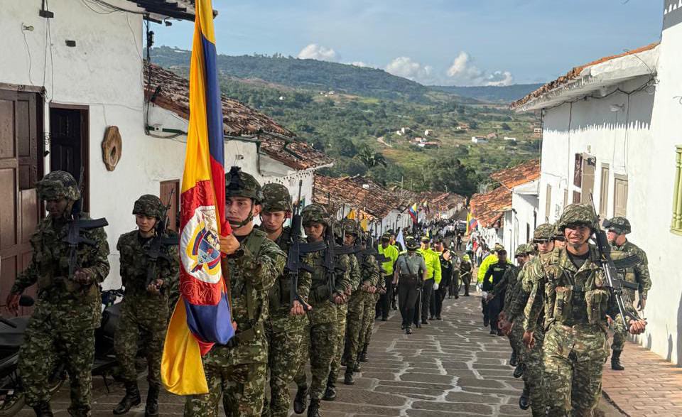 Ejercito_Div2's tweet image. 🇨🇴 En las históricas y turísticas calles de Barichara, en el departamento de #Santander, los soldados del Batallón de Artillería de Campaña N.° 5 desfilaron con gallardía para celebrar los 215 años del Grito de Independencia. 🫡 Un tributo a la patria desde uno de los pueblos más…