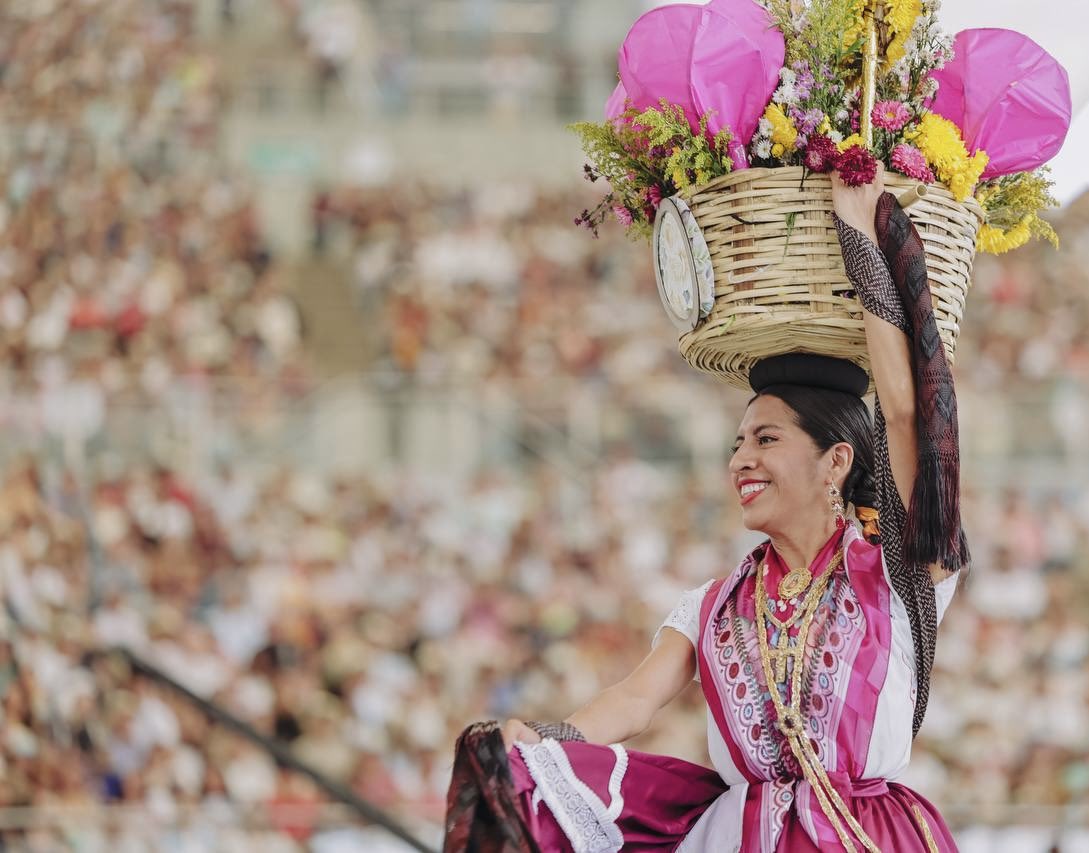 Guelaguetza + Oaxaca + Lila Downs = 🙏🏽

No se puede vivir como si la belleza no existiera. 🇲🇽