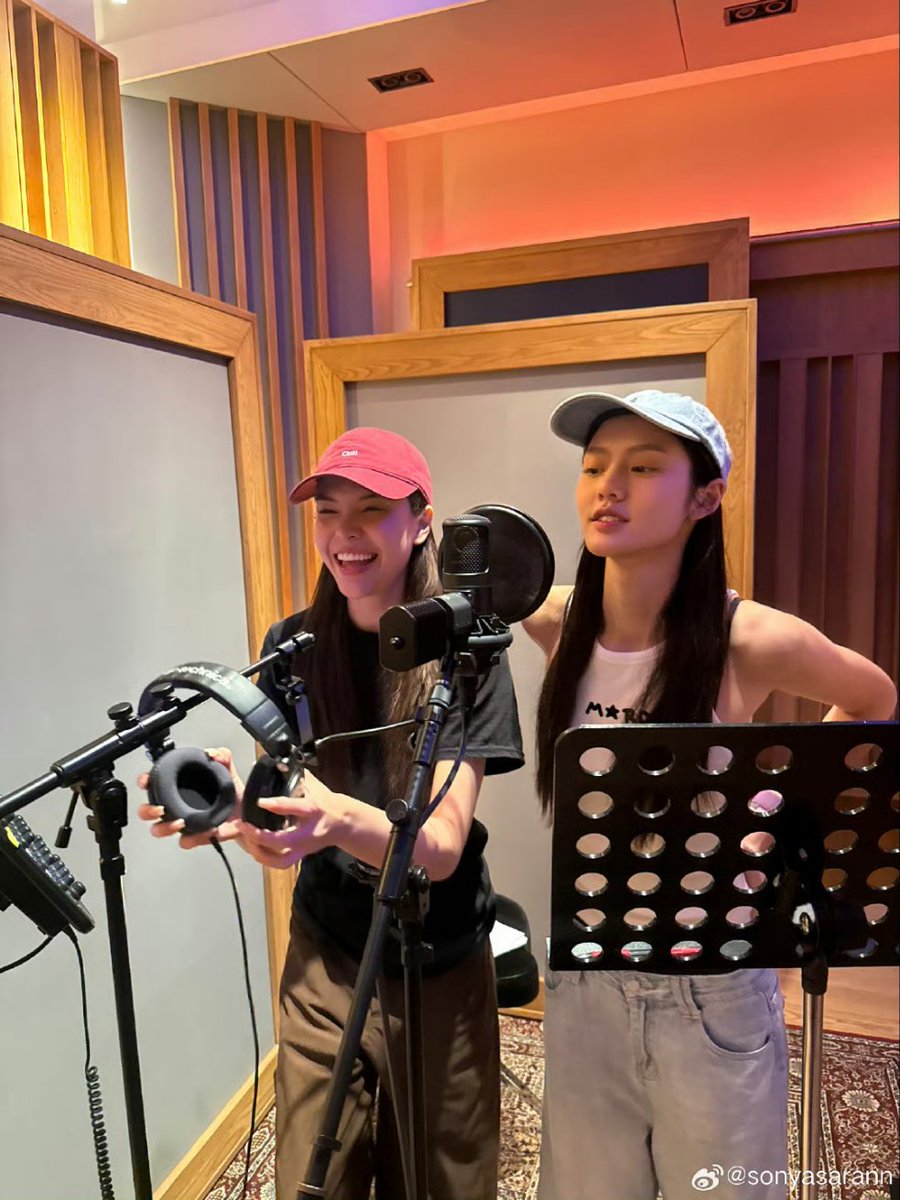 LMSYlove's tweet photo. My favorite singers🎤🥰
ONLY WE KNOW LMSY
#OnlyWeKnow_LMSY
#ลูกหมีซอนญ่า #LMSY
#LMSY_ReactionTrailerHarmonySecret https://t.co/PUFdQLtL6m