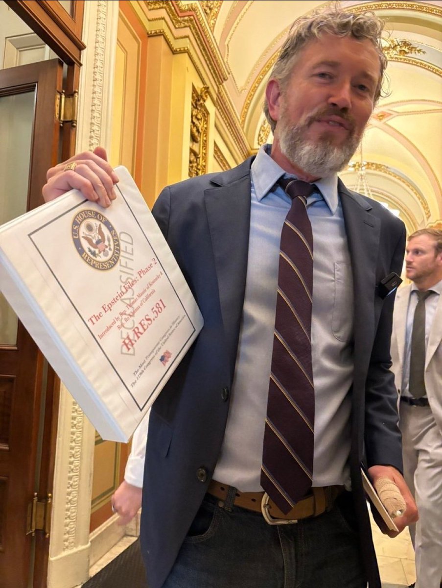 Red_Pill_US's tweet image. Am I the only one who thinks it’s a terrible look for Trump to be posting hateful rhetoric about Thomas Massie?
Massie is leading a bipartisan effort to release the Epstein files, while Trump is actively working against it.
People have eyes to see.
@RepThomasMassie