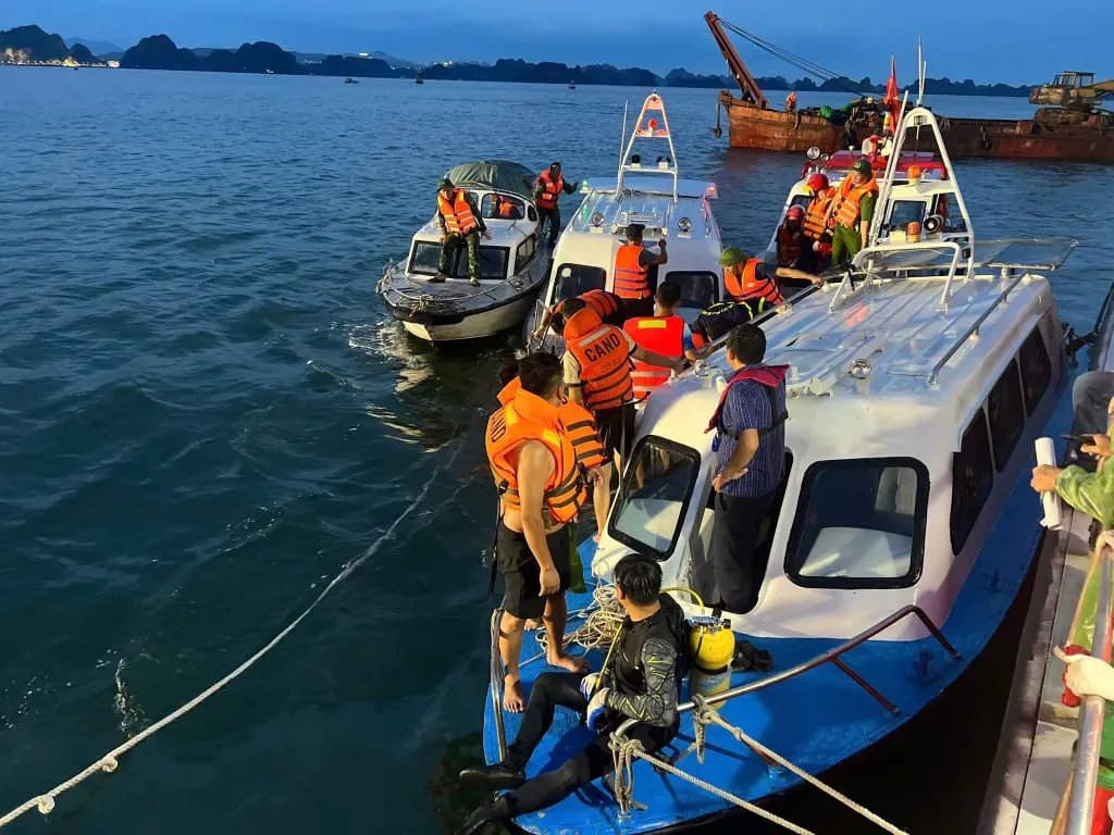 Hanoitimes2's tweet image. Tragedy deepens in Ha Long Bay as the body of a 6-year-old is recovered, search efforts continue for remaining missing after boat capsizing.
hanoitimes.vn/body-of-6-year…