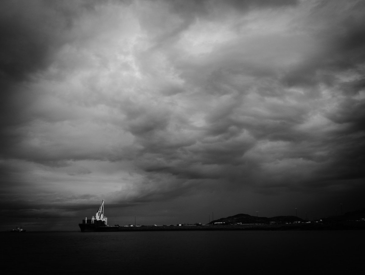 FrankReardon1's tweet image. Tonight's #Blackandwhite image in #Iqaluit #Nunavut crazy cloud โ๏ธ #ShareYourWeather